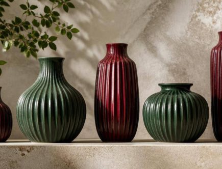 Vasi e ciotole in ceramica colorata con scanalature decorative in rilievo