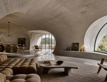 Arredi contemporanei all'interno di uno spazio architettonico con pareti curve
