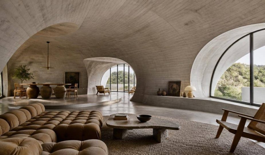 Arredi contemporanei all'interno di uno spazio architettonico con pareti curve
