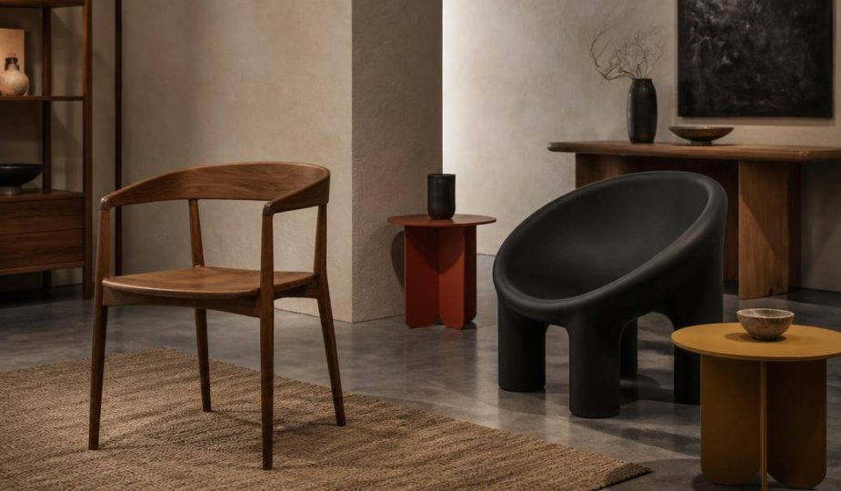 Sedute dalle finiture in legno e nero accostate a tavolini colorati in uno showroom.