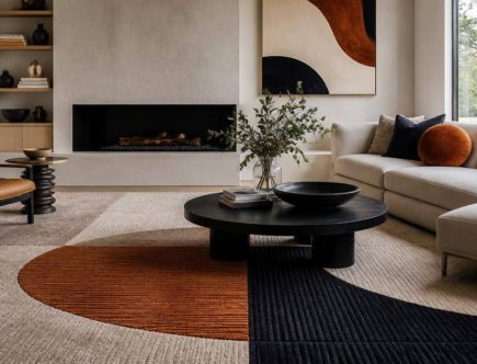 Tappeti di design con motivi geometrici e linee pittoriche in un soggiorno