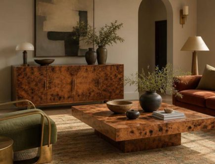 Soggiorno arredato con legno dalle venature evidenti, dettagli in ottone, ceramiche artigianali e tonalità naturali.
